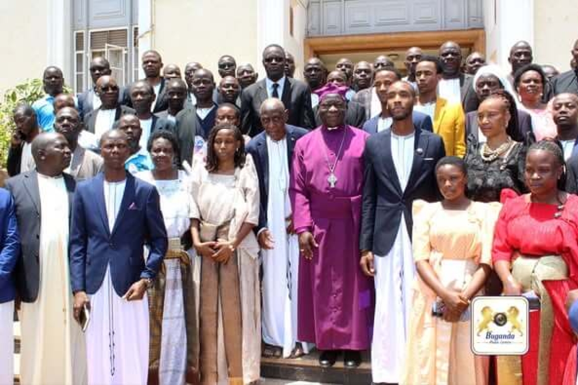 Omutaka with his descendants and clan leaders in a group photo